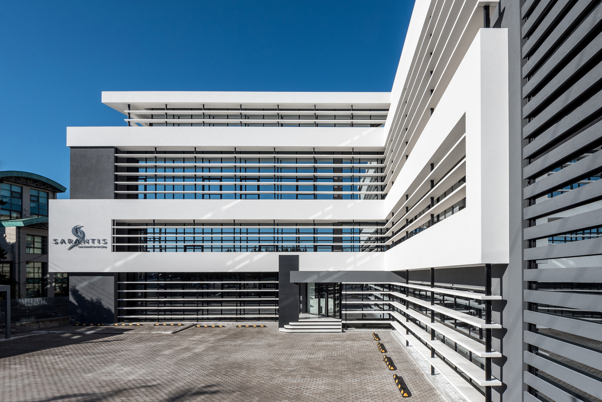 Moustroufis-Architects-Commercial-Building-Sarantis